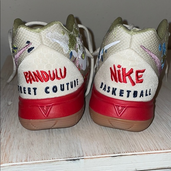 Nike Kyrie Shoes (Kids) - Picture 3 of 5